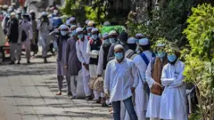 দিল্লির মারকাজ নিজামুদ্দিন থেকে সরিয়ে নেওয়া হচ্ছে তাবলিগ সদস্যদের। ৩০শে মার্চ, ২০২০