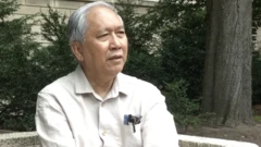 Giáo sư Trần Hữu Dũng trò chuyện với BBC News tiếng Việt bên lề một Hội thảo tư tại Đại học Humboldt, Berlin, CHLB Đức, mùa Hè 2015