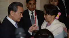 တရုတ် နိုင်ငံတော် ကောင်စီဝင်၊ နိုင်ငံခြားရေးဝန်ကြီးဌာန ဝန်ကြီး မစ္စတာ ဝမ်ယီ ၂၀၁၆ ခုနှစ်မှာ ဒေါ်အောင်ဆန်းစုကြည်နဲ့တွေ့ဆုံစဉ်