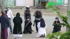 Nonne et officiers - l'image qui est devenue virale