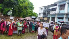 प्रदर्शन गर्दै सहकारी पीडित