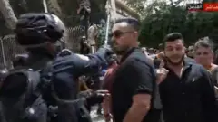 مراسل بي بي سي: قوات الجيش الإسرائيلي تتعدى على الفلسطينيين بالعصي أثناء تشييع جنازة شيرين أبو عاقلة