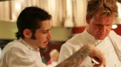Michael y Gordon Ramsey durante la final de Hell's Kitchen.