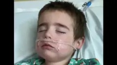 Un enfant souffrant du coronavirus, sous respirateur.