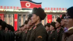 북한 군인들이 2017년 12월 1일 평양 김일성 광장에서 열린 북한의 완전한 핵보유국 선언을 기념하는 대규모 집회에 참석하고 있다.