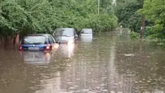 Злива у Києві затопила вулиці та станції метро