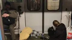 Киевликлар икки тунни Киев метроси бекатлари ва бекат ичидаги вагонларда ўтказмоқдалар