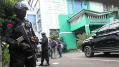 Anggota Brimob berjaga usai kejadian penembakan di Kantor Majelis Ulama Indonesia (MUI) Pusat, Jakarta, Selasa (02/05).