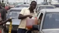 Wani mai sayar da man fetur