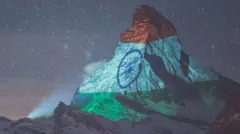 மேட்டர்ஹார்னில் ஒளிரவிடப்பட்ட இந்திய தேசியக்கொடி