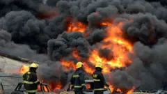 Des sapeurs pompiers après l'explosion d'un pipeline au Nigéria