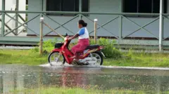 Mujer andando en moto sobre agua