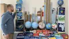Mikola Golubej sakupio je mape i atlase koje smatra netačnim