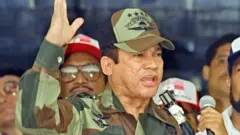 ప్రసంగిస్తున్న జనరల్ మాన్యుఎల్ నోరిఎగ