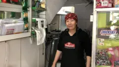 Riahana Ibrahimi em seu restaurante em SP