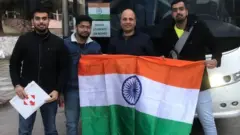 अमरीक सिंह ढिल्लों (दाएं से दूसरे) यूक्रेन के एक बड़े भारतीय कॉन्ट्रैक्टर हैं