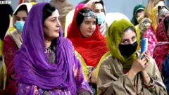 پې‍ښور کې د واک غورځنګ یوه غونډه کې ګډونوالو د مېرمنو د ستونزو د حل لپاره په لویه کچه د مبارزې پیلولو ژمنه کړې.
