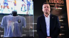 Lothar Matthäus junto a la camiseta de Maradona en Madrid.