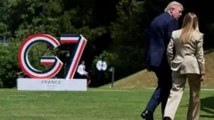 Donald Trump e Giorgia Meloni, ambos de terno, se afastam da câmera em um jardim, com o logo do G7 à sua esquerda