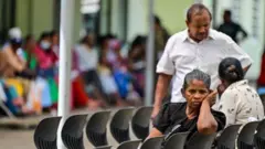 රජයේ රෝහල්වල ජීවිත ආරක්ෂක සහ අත්‍යවශ්‍ය ඖෂධවල බරපතල් හිඟයක් ඇතැයි සෞඛ්‍ය වෘත්තීය සමිති අනාවරණය කරයි. ඔවුන් පවසන පරිදි ඒ අතර දියවැඩියා රෝගීන්ට ලබා දෙන ඉන්සියුලින් ඖෂධයද වේ.