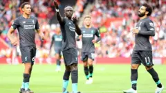 Sadio Mané félicité par ses coéquipiers après un but marqué.