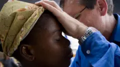 Misionero cristiano en Haití tras el terremoto de 2010.