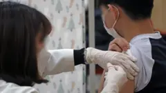 20일 세종시에 위치한 찾아가는 백신접종 거점 학교에서 중학생이 코로나19 백신을 접종하고 있다