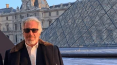 Jeffrey Epstein, com barba grisalha, casaco e óculos de sol, posa em frente ao Museu do Louvre e sua pirâmide de cristal.