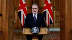Kier Starmer açıklama yaparken 