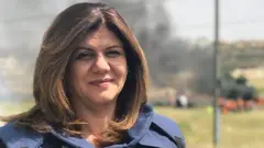 شيرين أبو عاقلة ترتدي سترة الصحفيين