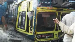 ઊંધા પડેલા ટ્રકની તસ્વીર