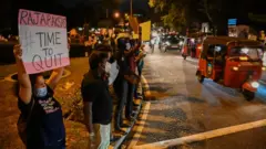 శ్రీలంక రాజధాని కొలంబోలో శుక్రవారం జరిగిన నిరసన ప్రదర్శనలు