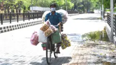 માલસામાન વેચવા નીકળેલા યુવકની તસવીર