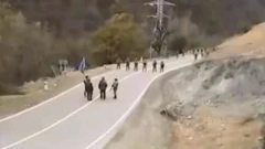 Yolda duran hərbçilər
