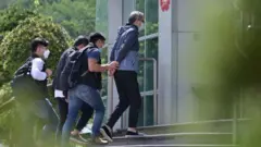 香港國安法：警方二度搜查《蘋果日報》，總編輯等五人涉嫌「勾結外國勢力」被拘捕