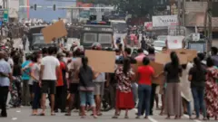 protestocular ve polis karşı karşıya