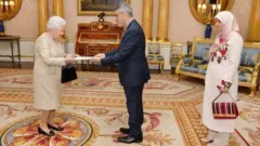 حمید بعیدی نژاد و همسرش در زمان تقدیم استوارنامه سفیر ایران به ملکه الیزابت دوم در کاخ باکینگهام اقامتگاه رسمی ملکه بریتانیا