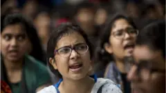 সহপাঠীর মৃত্যুতে ক্ষুব্ধ বুয়েটের শিক্ষার্থীরা