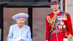 Rainha Elizabeth 2º e o príncipe Edward, Duque de Kent na varanda do Palácio de Buckingham durante o desfile Trooping the Color