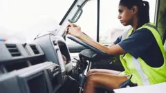 Funcionária dentro de veículo corporativo