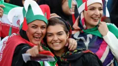 شماری از زنان ایران در بازی ۱۰ اکتبر مقابل کامبوج توانستند وارد ورزشگاه آزادی شوند
