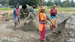ज्यालादारी गर्ने महिला