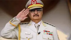 جنرال حفتر په ۱۹۴۳ کال کې زېږېدلی او له څو لسیزو راهیسې لیبیا کې مهم کس بلل کېږي