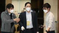 이재용 삼성전자 부회장은 그룹 경영권 승계를 위해 부정한 방식으로 계열사를 합병하고 회계장부를 조작한 혐의를 받고 있다