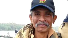 কুমিরটি উদ্ধারে দুই কুমির বিশেষজ্ঞ অভিযানে নেমেছেন।