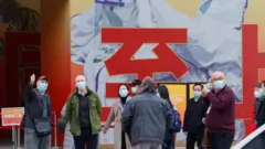 世衛組織溯源團隊成員參觀抗疫成就展。