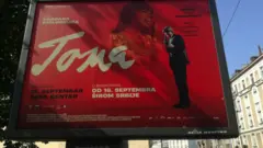 Bilbord sa reklamom za film Toma