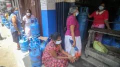 ලෝක බැංකුව ගෑස් මිලදී ගන්න දුන් සල්ලිත් ගසා කාල ද?