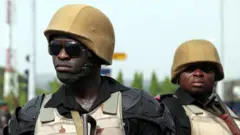 Awọn ọlọpaa pẹlu iboju
