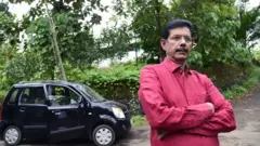 அவரது வீட்டிலிருந்து 100மீ தொலைவில் ஜோசப் சென்ற காரை ஒரு சுஸுகி மினிவேன் இடைமறித்தது.